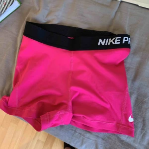  - Snygga rosa nike PRO shorts. Använda 1 gång. Frakt ingår