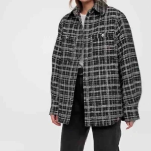  - Super fin vår jacka. Mycket bra skick, säljer då den är för stor. Nypris ligger på 599 och den är slutsåld..