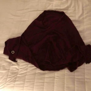  - Poncho vinröd i färgen. Jättefin på. Bara prövad. 