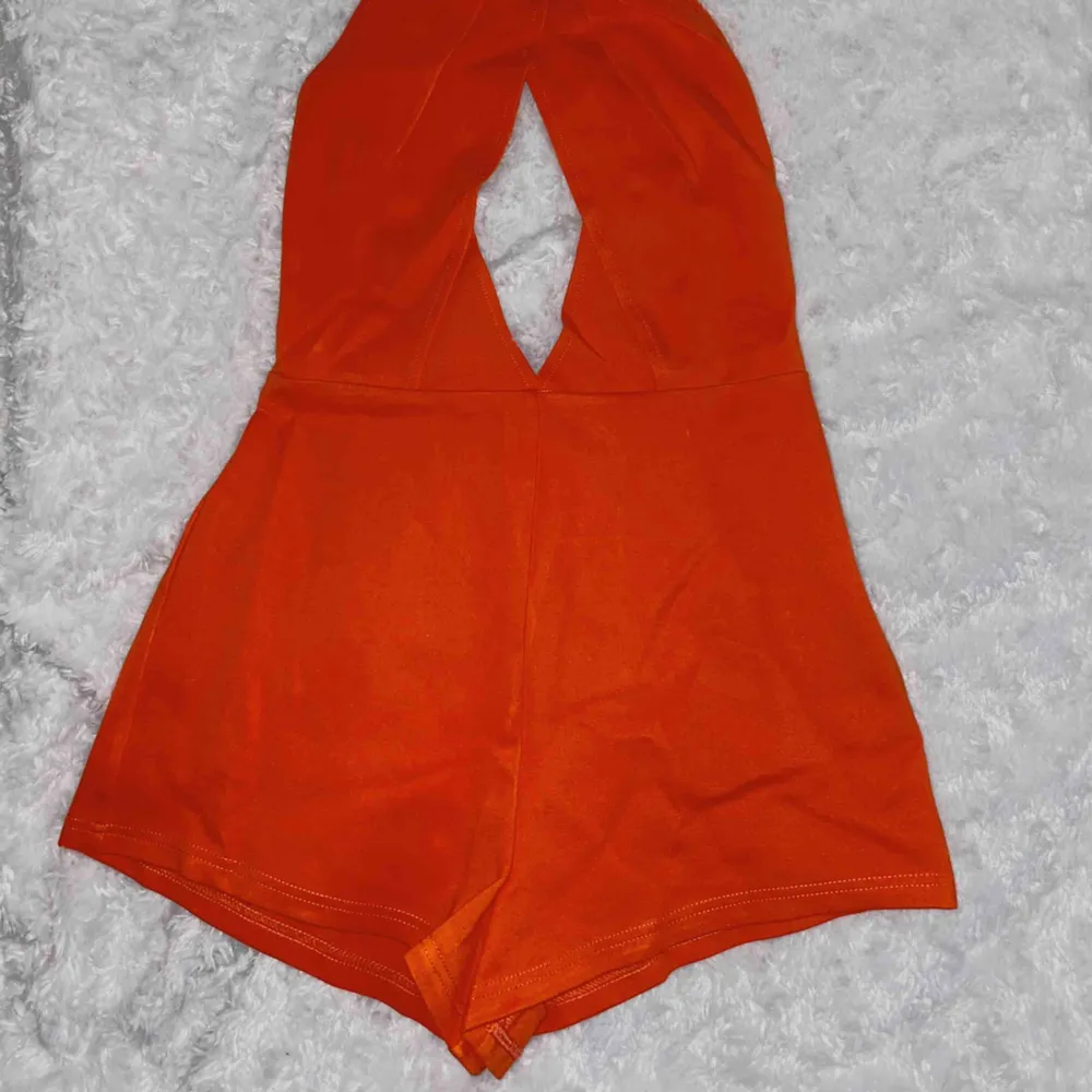 En jätte gullig playsuit i färgen orange. Den är väldigt stretchig i materialet. Frakt: 60kr. Toppar.