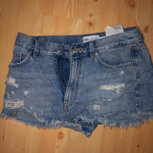  - Jätte fina korta tighta shorts som passar en 34/36/38! Formar höfter och rumpa jätte fint! Knappt använd