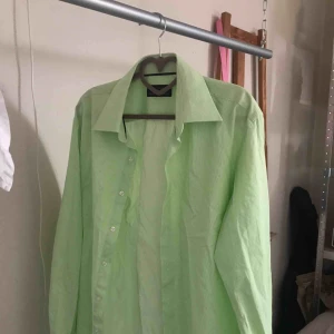  - Smårandig skjorta i vitt och grönt. Använd kanske två gånger! Betalandet via swish innan paketet skickas och frakten (63kr) ingår i priset❤️