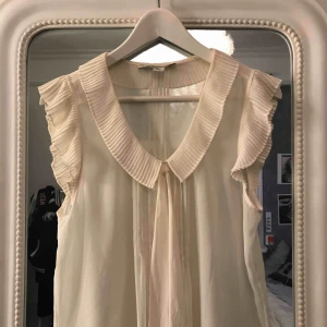  - Vit blus från Forever21, aldrig använd!