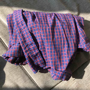  - En snygg rutig skjorta som aldrig använts. Jätte bra skick! 