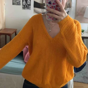  - Stickad tröja från Nakd som kan has åt båda hållen, jättefin orange färg. Fint att ha en bralette under. Köparen står för frakten