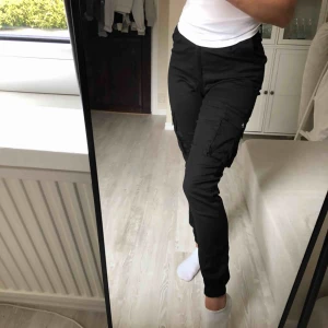  - Jättesnygga cargobyxor från madlady!! Använder inte dessa lika mycket som jag skulle vilja egentligen därför säljer jag! Pris+Frakt❤️ köpta för 500kr, knappen vill inte stängas riktigt men då hjälper bältet till!❤️