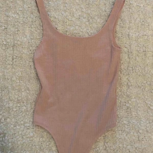  - Body i gammaldags rosa i jätte fint skick. Knäpps i grenen. 