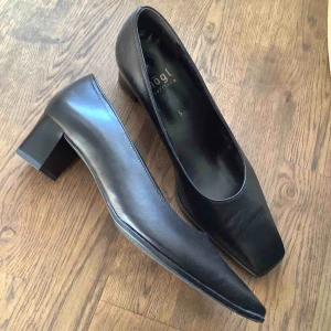 Svarta pumps stl 5 - Svarta skinnskor från högl. Stl 5 (38ca) Endast använda vid fåtal tillfällen inomhus. Mycket fräscht skick! Skickas (köparen betalar porto) eller hämtas i Bromma 