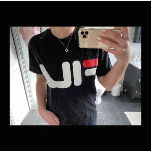  - Fila tröja använd 1 gång super fint skick. Svart