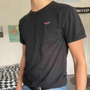  - Basic svart t-shirt från hollister. Tyvärr för liten för mig men annars i bra skick.