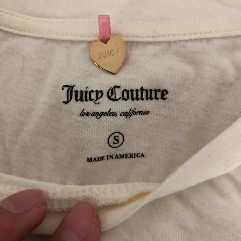 Juicy couture t-shirt använd en gång, jätte fint tryck och skönt material. T-shirts.