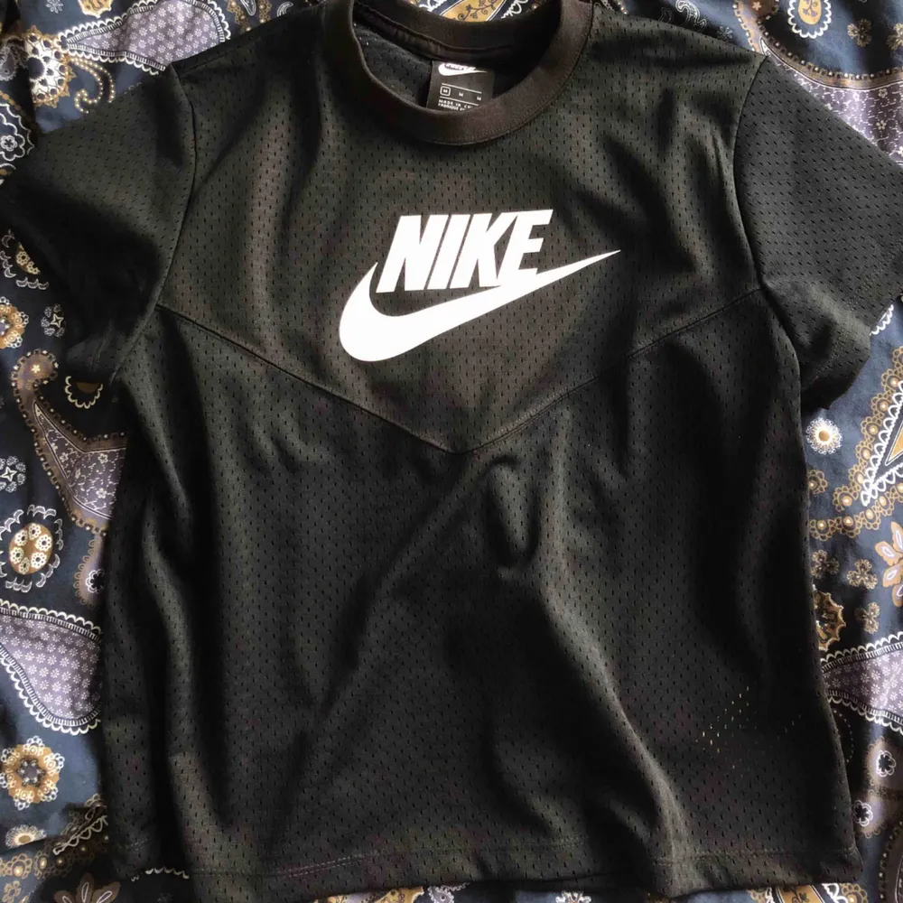 Svart Nike träningströja, stl M men sitter som en S, aldrig använt🦋. T-shirts.