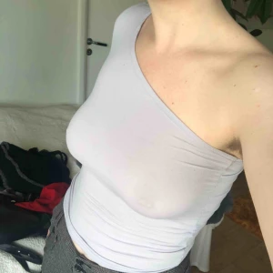 Offshoulder topp - Lila/lavendelfärgad tröja med en arm (lång). Väldigt fin men använder inte! 