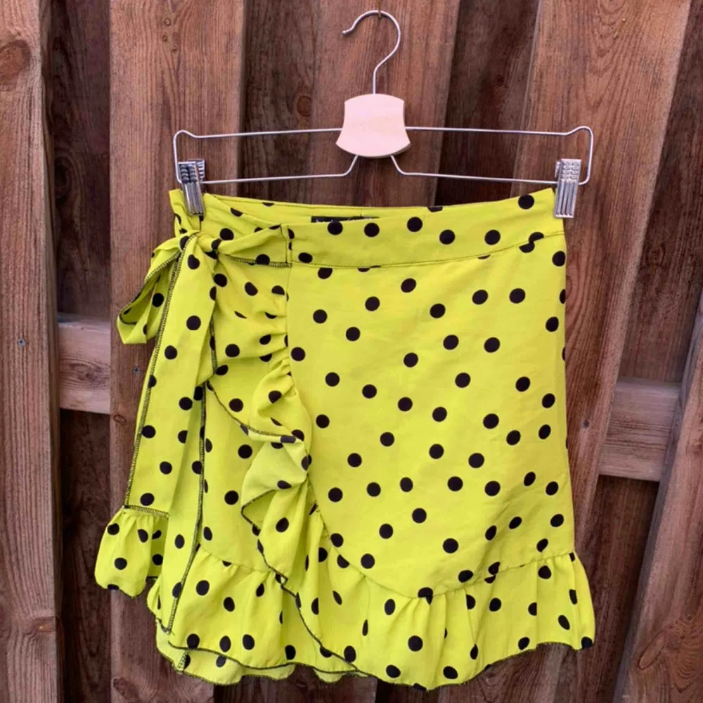 Jättefin oanvänd gul/grön kjol från Boohoo! Säljer för att den inte passar mig och är därför bara testad!   Frakten är 44kr och betalas av köparen💫  . Kjolar.