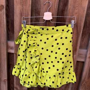 Jättefin oanvänd gul/grön kjol från Boohoo! Säljer för att den inte passar mig och är därför bara testad!   Frakten är 44kr och betalas av köparen💫  
