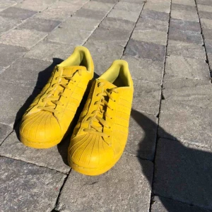  - Gula adidas-skor i mocka! Jättefina nu till våren/sommaren. Priset är inklusive frakt.💛 