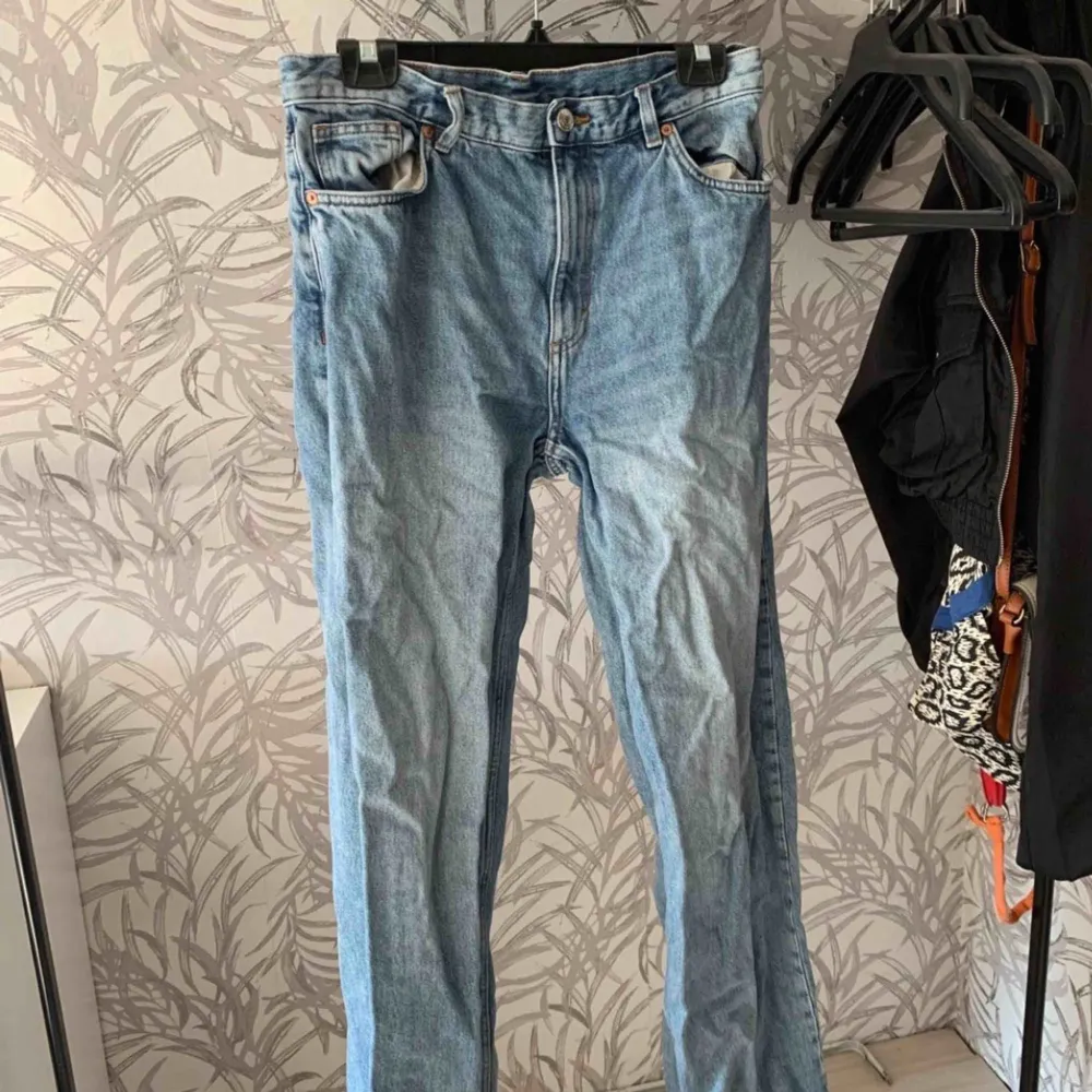 Skitsnygga jeans från Monki i den populära modellen yoko. Tyvärr för stora för mig, annars en go-to byxa. Älskar längden och sitter väldigt smickrande. Första bilden är samma dag jag köpte dem, andra är nytvättade idag.. Jeans & Byxor.