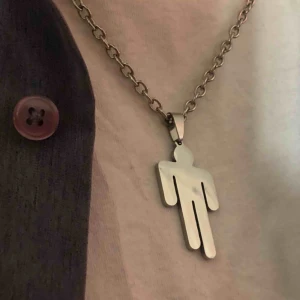  - Säljer mitt sjukt snygga Billie Eilish halsband som är i rostfritt stål :)) det är i mycket bra skick och kedjan ingår 🥰  Frakten ingår i priset😆😊