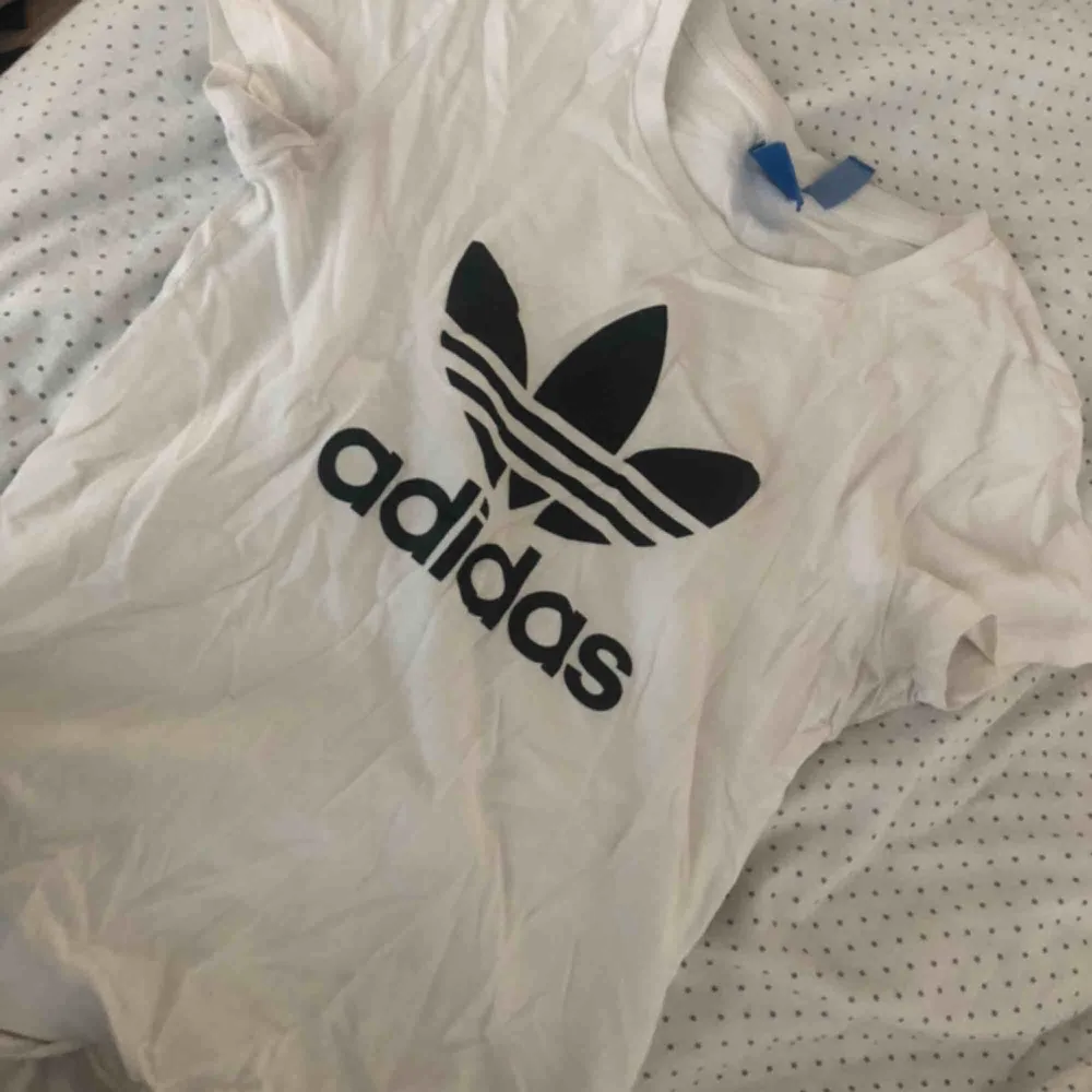 Adidas tröja, storlek XS. T-shirts.
