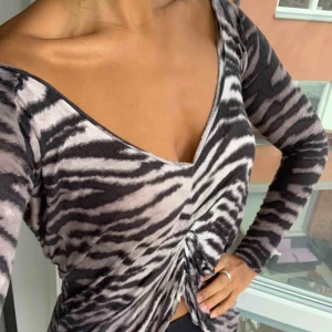  - Djurmönstrad tunika med rynk fram och djup rygg 🌟