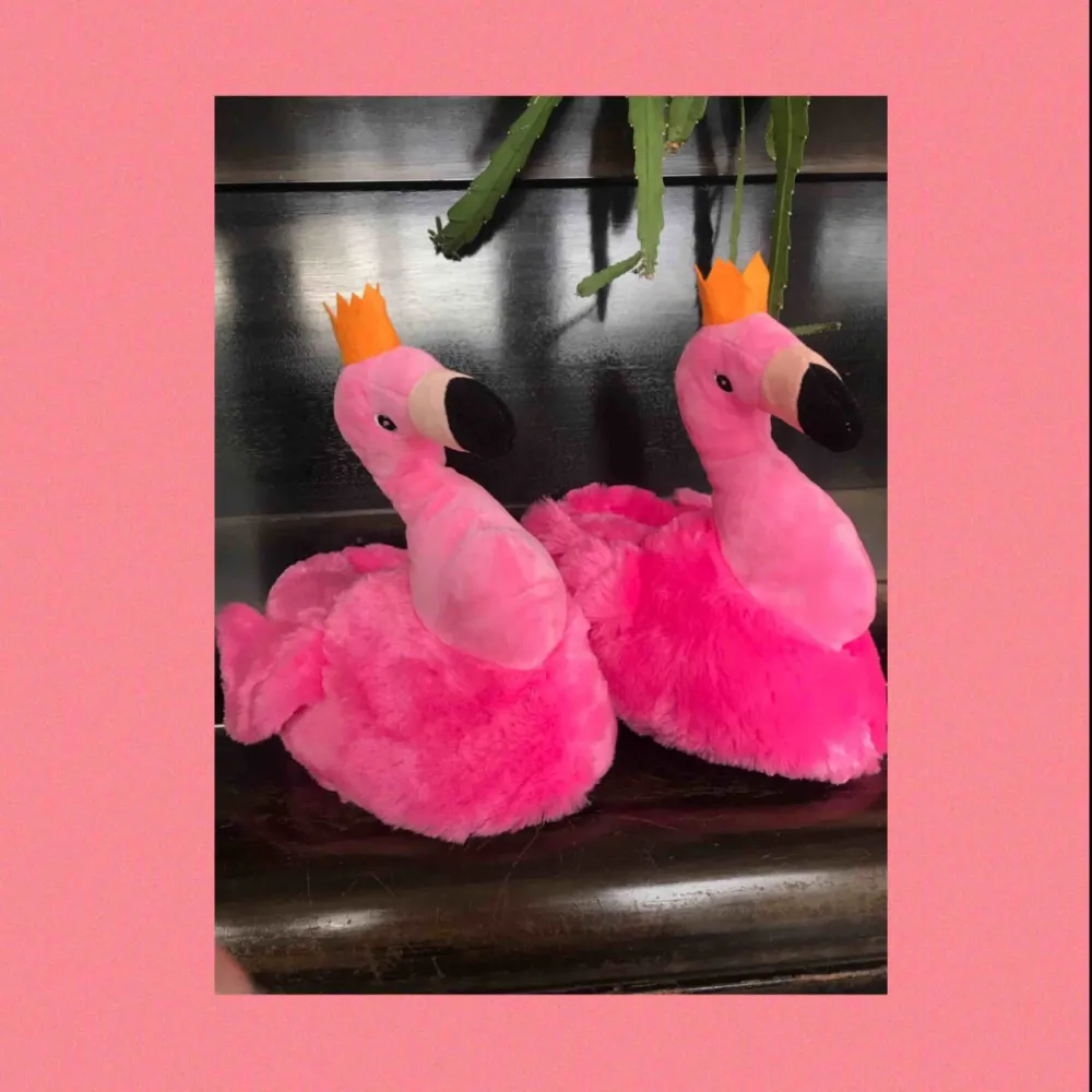 Ett par jättemysiga tofflor formade som flamingos! Aldrig använda därför i superbra skick:) Det blir en bra present när du inte vet vad du ska köpa;) Frakten är redan inräknad i priset💞💞. Skor.