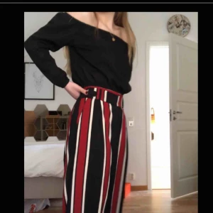  - Randiga byxor från ZARA. ( Org pris 500 :- ) Storlek 38 Använda vid 1 tillfälle, men säljer för de är för stora för mig.  Kan mötas i Stockholm eller frakta för 40kr.