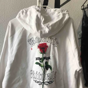  - En vit något kroppad hoodie med snyggt tryck på rygg och vänster bröst. Endast använd 1 gång.
