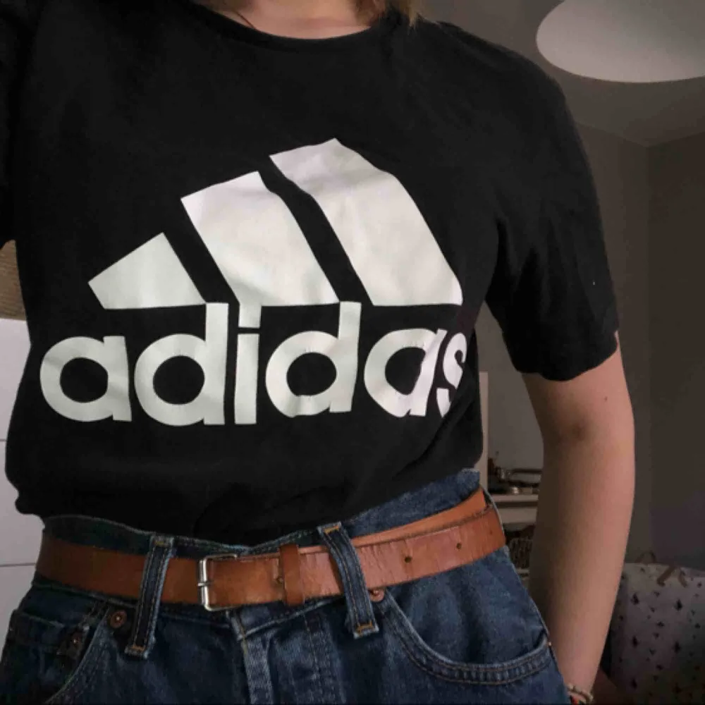 Adidas t-shirt köpt på Stadium som inte kommer till användning. Inga hål eller fläckar och i fint skick! Köparen betalar frakt eller så går det bra att mötas upp i Stockholm. T-shirts.