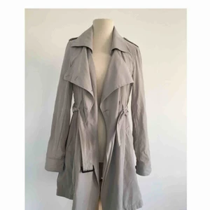  -  Trenchcoat med fina slag och vackert fall.  Märke: Vila. Storlek: M Skick: Mycket gott. Använd 2-3 gånger.  Pris: 150 kronor.  Frakt: Betalas av köparen.