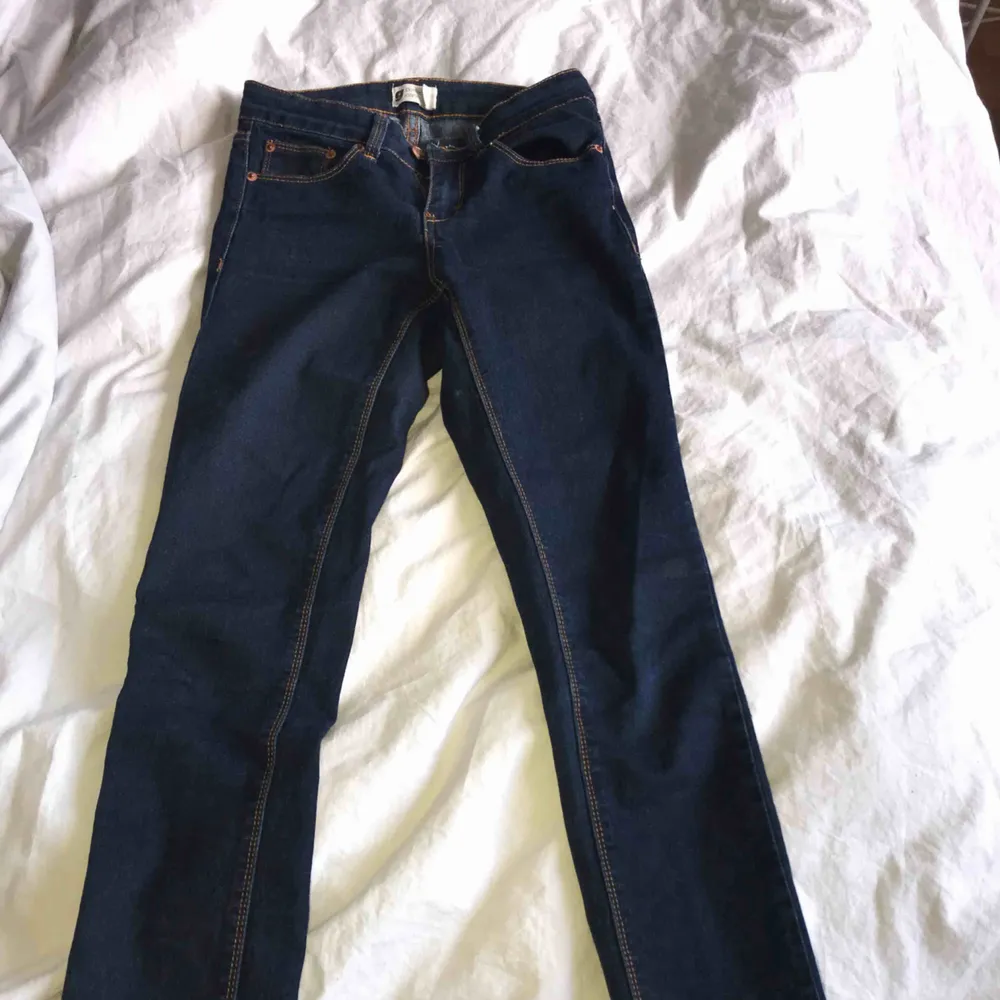 Mörkblå jeans från Gina tricot knappt använda . Jeans & Byxor.