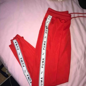  - Ett par röda pumabyxor 😍 knappt använda 🥰