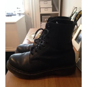 Säljer ett par Dr Martens, strl 39. Avända en säsong, bra skick! 600 kr - Säljer ett par Dr Martens, strl 39. Avända en säsong, bra skick! 600 kr