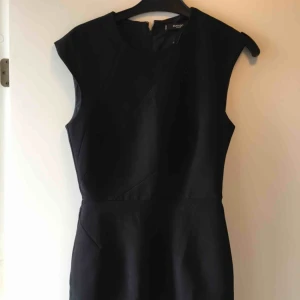  - En personlig favorit från mango. Den PERFEKTA ”lilla svarta” som har blivit för kort. Dragkedja i ryggen. 