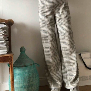  - Superfina byxor, endast provade. Köpare står för eventuell frakt om du inte kan mötas upp i centrala Stockholm. 