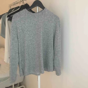  - Skön tröja från H&M. I bra skick och gjort av superskönt material