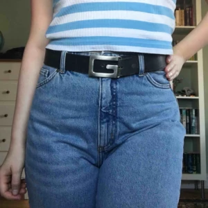  - Snygga momjeans från monki i modellen Taiki. Är avklippta så att det passar en person som är ungefär 160-165cm men kan passa de som är längre också beroende på hur korta man vill ha dom. Köpare betalar frakt.