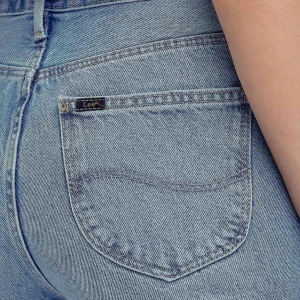  - Mycket snygga Lee mom straight jeans som tyvärr inte passar längre. Storlek W26 L31, men känns mer som en W25. Långa och raka ben. Sitter snyggt över rumpan.