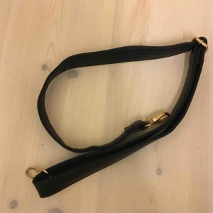  - Rem till väska i svart fejkläder. 80cm på bilden men man kan justera längden 