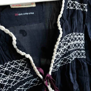  - En fin marinblå blus från Odd Molly i storlek 1. Sparsamt använd, inga tecken på användning. Ser ut som ny!