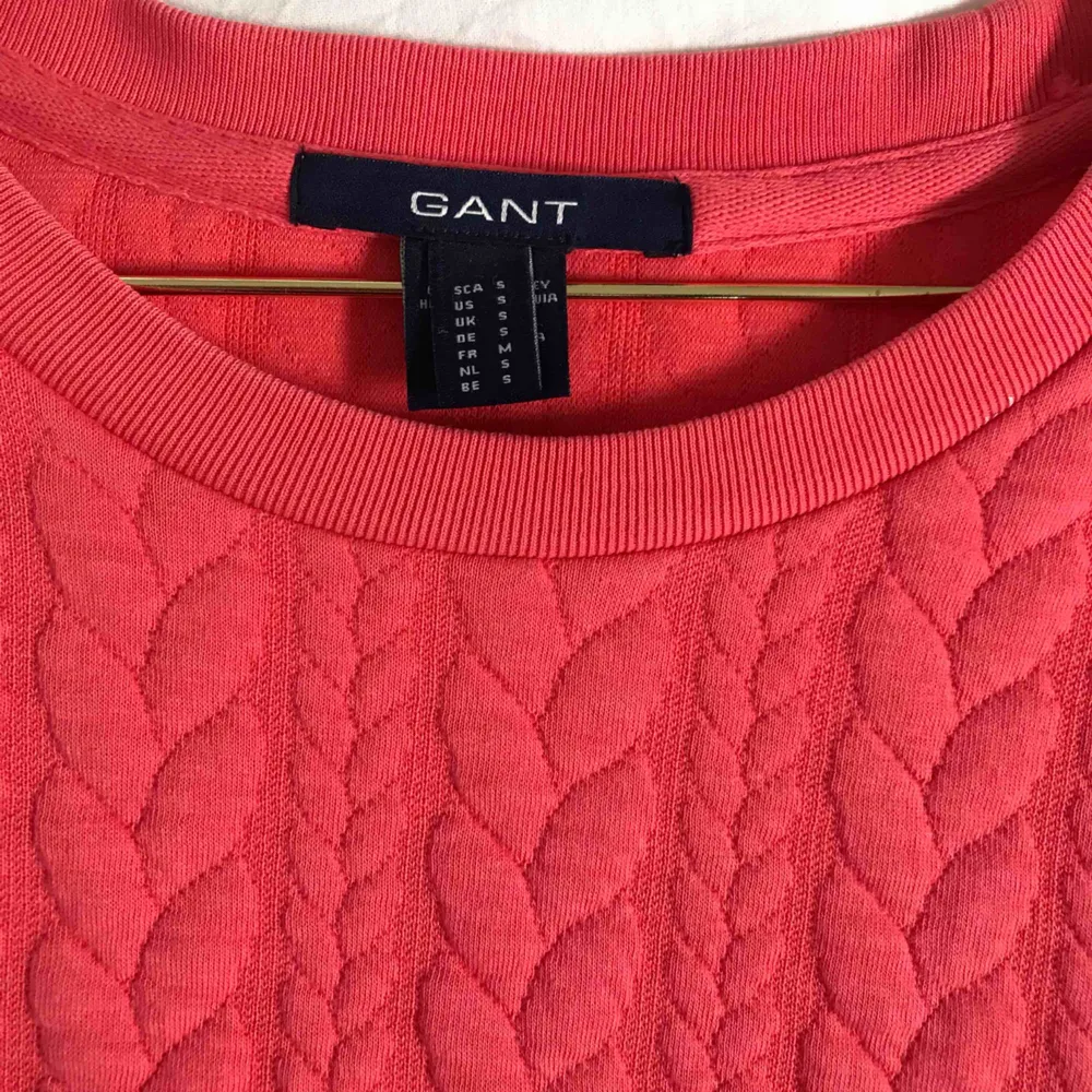 En college tröja i korallfärg från Gant. Använd några gången, storlek S.   Köparen står för frakten, endast swish <3. Tröjor & Koftor.
