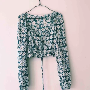  - Fin croppad blus från Zara, använd fåtal gånger. Ena öglan är sönder men det går att laga lätt!  Frakt tillkommer 