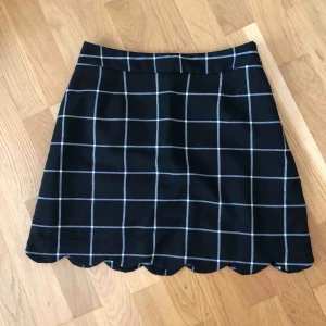  - Underbar kjol som aldrig använts då den är för liten i midjan för mig. Passar nog perfekt på S då jag vanligen är M. Dragkedja + knapp på sidan av kjolen. Fina detaljer. Ganska kort.