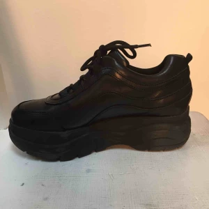  - Supersköna chunky sneakers, endast ett par månader gamla och använda enstaka gånger. Köpta på asos för 1025kr!  5 1/2 cm hög sula 500kr frakt ingår i pris! 