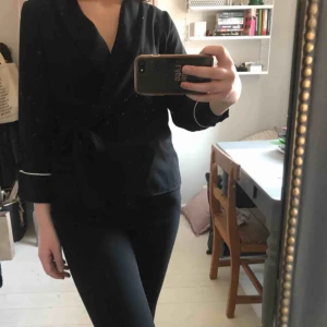  - Svart omlott blazer från Zara i fint skick, strl S Kan mötas i Uppsala annars tillkommer frakt på 60kr