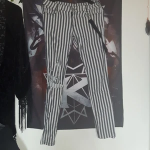  - Snygga slitna byxor från BANNED ! 💣  Hål på knäna och tillkommande tygkedja.  Storlek M.   Obs! Katt i hemmet 🙀   Kan hämtas upp i Malmö eller Hässleholm.  