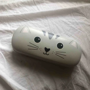  - Glasögonfodral. från Sass och Belle. Putstrasa ingår