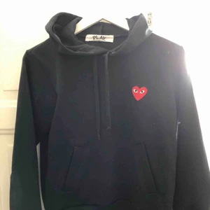 CDG-Hoodie svart🖤 - Svart PLAY COMMES des GRACONS hoodie, köpt på nätet ( DovertStreetMarket) för 3000kr. Säljer för 1000kr Storlek M, men skulle säga S då de är väldigt små i storlekarna. Fortfarande fin pga bra kvalité!