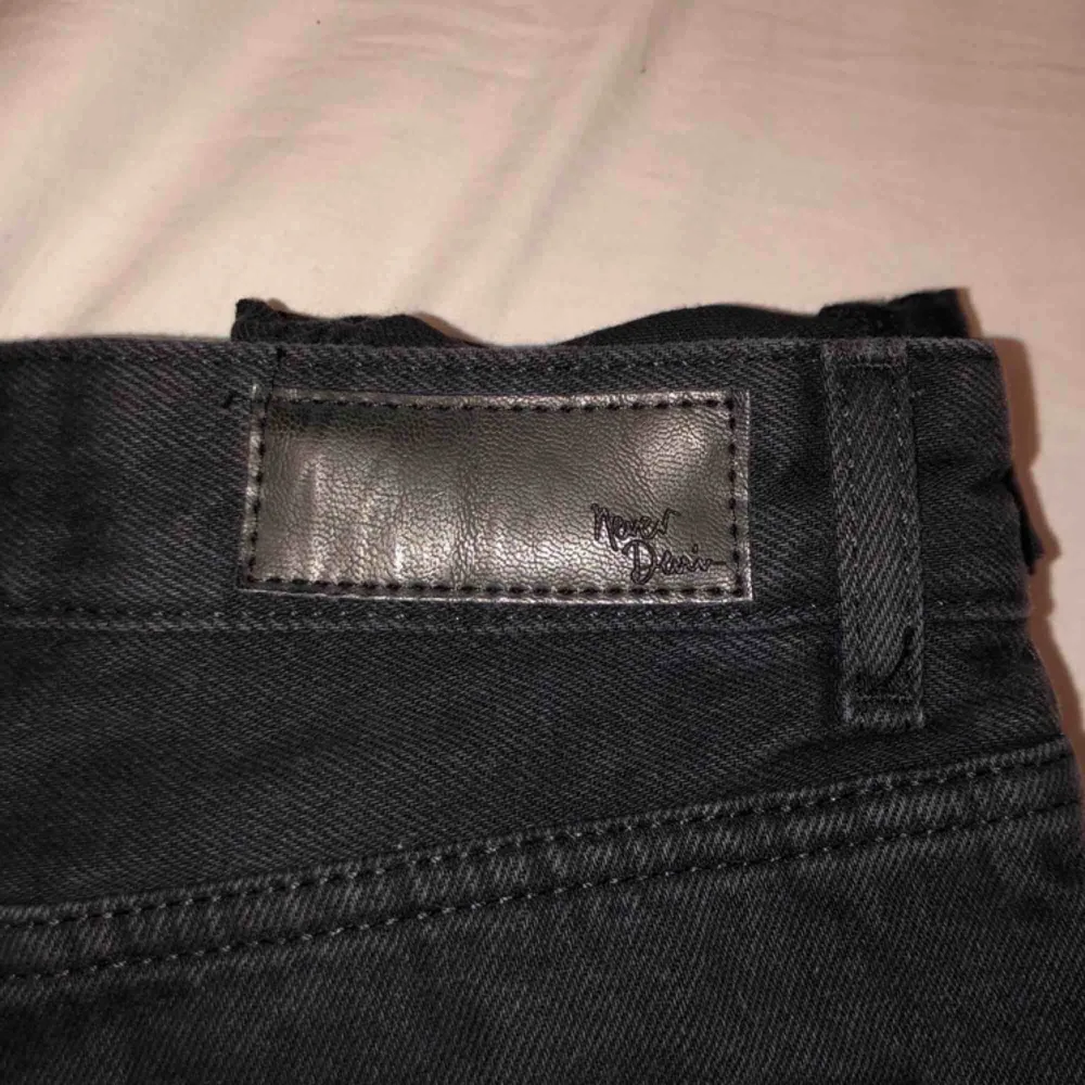 mom jeans, aldrig använda😫 funkar perfekt på en W26 jag är 165cm lång frakt ingår(spårbar frakt)💌. Jeans & Byxor.