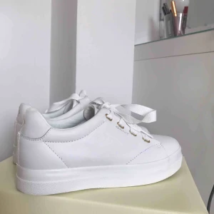  - Helt oanvända Gant skor i storlek 38, ligger kvar i förpackningen. Köpta för 1400kr.