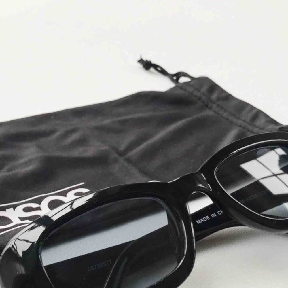 Svarta solglasögon från Asos. Orginalpris 165kr. Jag säljer dom för 60kr. Använda 2-3 gånger. . Accessoarer.